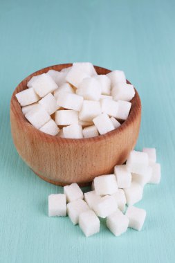 ahşap kase renkli ahşap zemin üzerinde beyaz rafine şeker