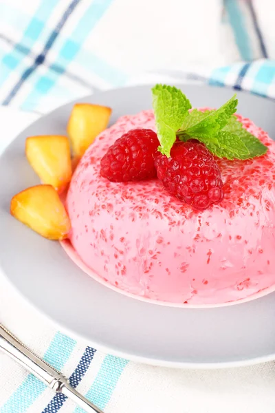 Pastel en forma de corazón con frutas y bayas en el plato en mantel —  Fotos de Stock