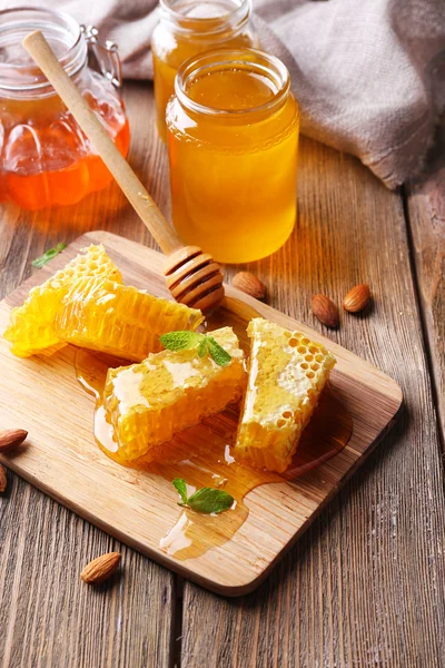 Miel fresca sobre mesa de madera —  Fotos de Stock
