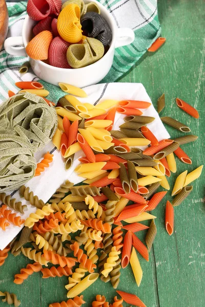 Verscheidenheid van kleurrijke pasta op houten achtergrond — Stockfoto