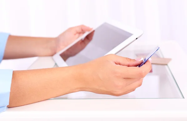 Mulher usando tablet digital e segurando cartão de crédito na mão, close-up. Conceito de compras online — Fotografia de Stock