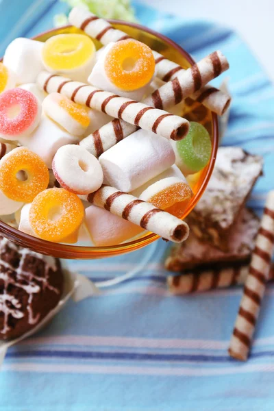 Différents bonbons sur la table, gros plan — Photo