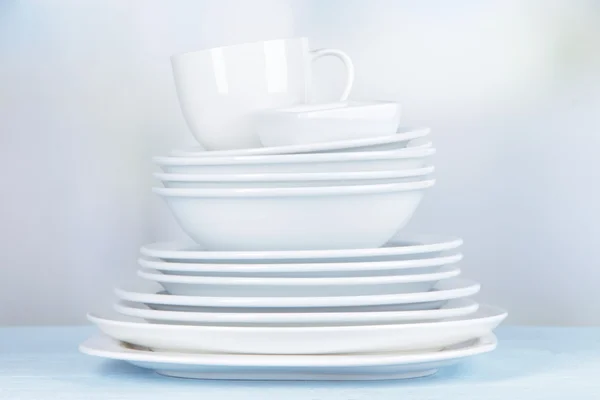 Işık arka plan üzerinde beyaz çanak çömlek ve mutfak gereçleri — Stok fotoğraf