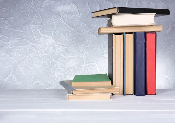 Bücher auf Holztisch auf hellem Hintergrund — Stockfoto