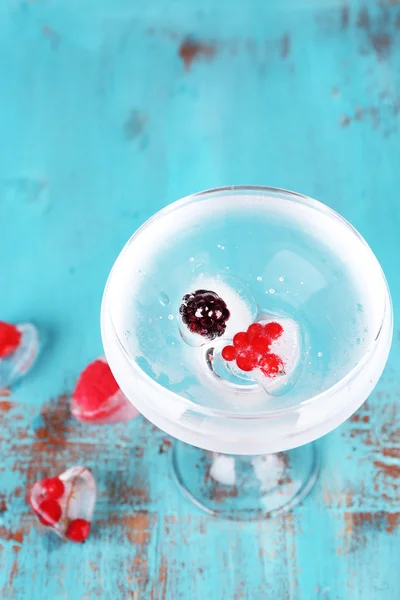 红醋栗和黑莓上木制的背景上的鸡尾酒杯冰块 — 图库照片