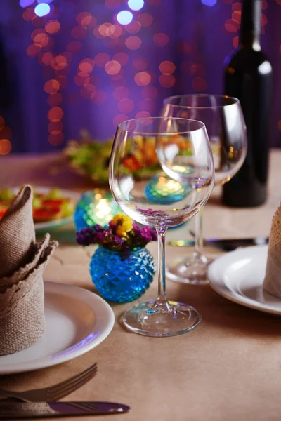 Ajuste de mesa en el restaurante —  Fotos de Stock