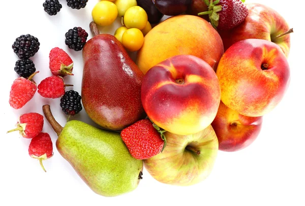 Различные ягоды и фрукты, выделенные на белом — стоковое фото