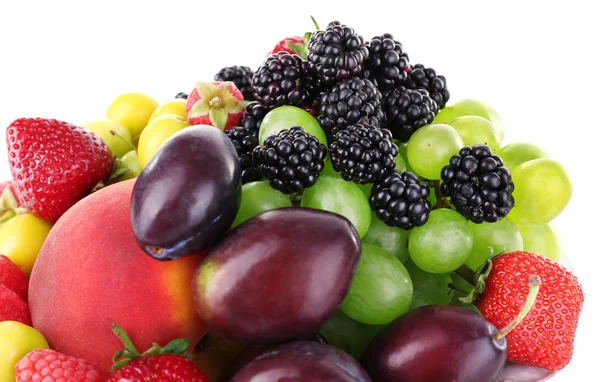 Verschillende bessen en fruit in plaat geïsoleerd op wit — Stockfoto