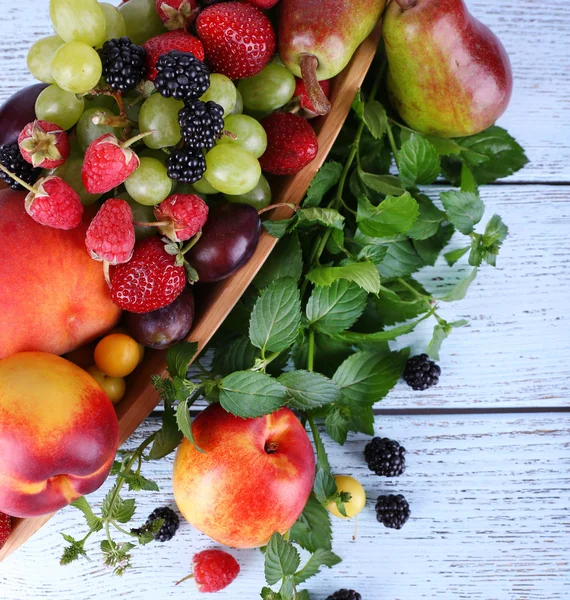 Frutas e frutas diferentes na mesa de madeira close-up — Fotografia de Stock