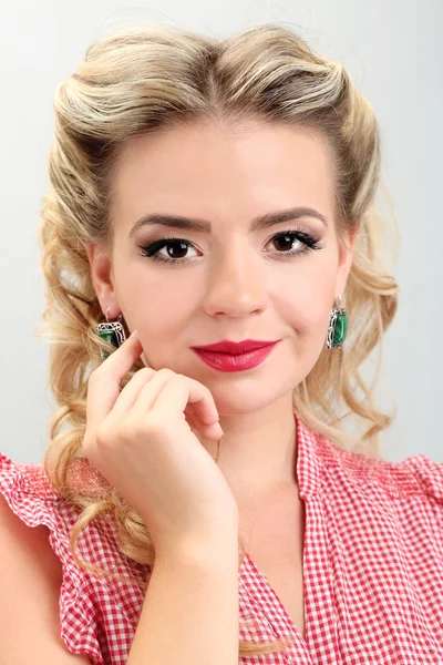 Menina bonita com sorriso bonito, no fundo cinza — Fotografia de Stock