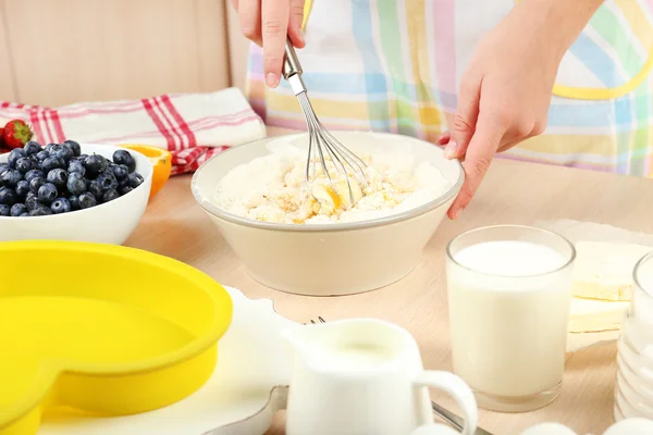 Hornear pastel sabroso e ingredientes para ella — Foto de Stock