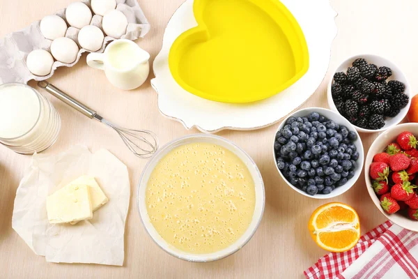 Cuocendo la torta saporita e gli ingredienti per esso su tavolo in cucina — Foto Stock