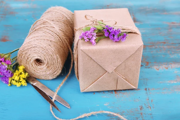 Hermoso regalo con flores — Foto de Stock