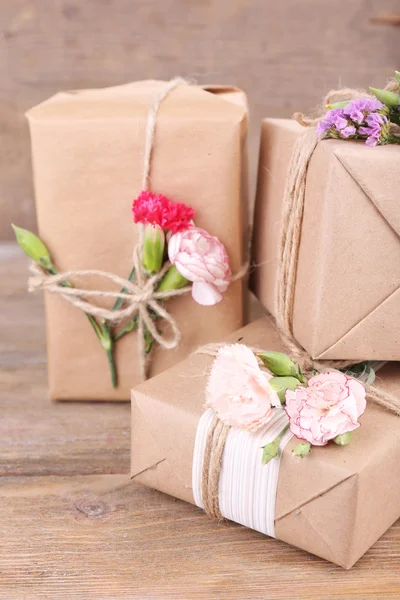 Bellissimi regali con fiori — Foto Stock