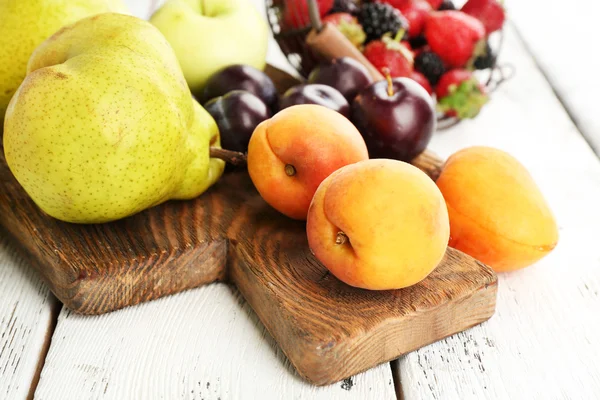 Frutas maduras y bayas en la mesa de cerca —  Fotos de Stock