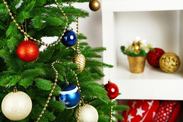 Árbol de Navidad decorado en el fondo interior del hogar — Foto de Stock