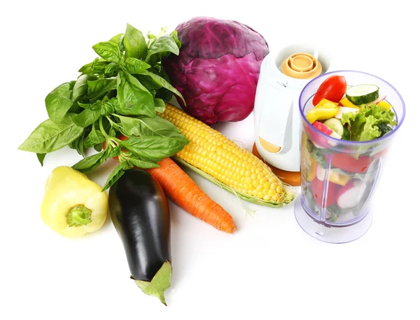 Licuadora con verduras frescas aisladas en blanco —  Fotos de Stock