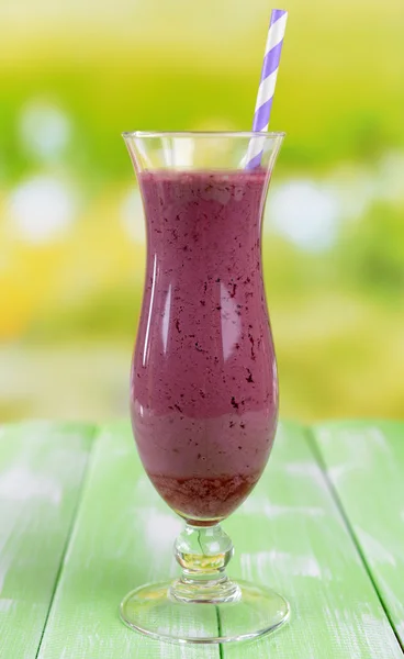 Heerlijke berry cocktail op tafel op lichte achtergrond — Stockfoto