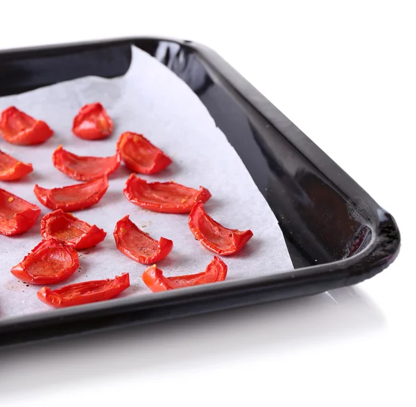 Сушеные помидоры на подносе для сушки, изолированные на белом — стоковое фото