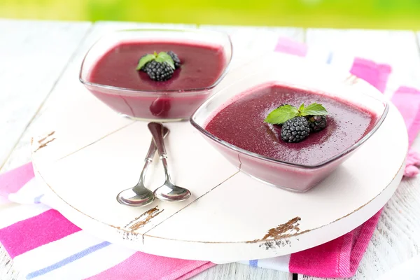 Deliciosa mousse de bayas en cuencos en primer plano de mesa — Foto de Stock