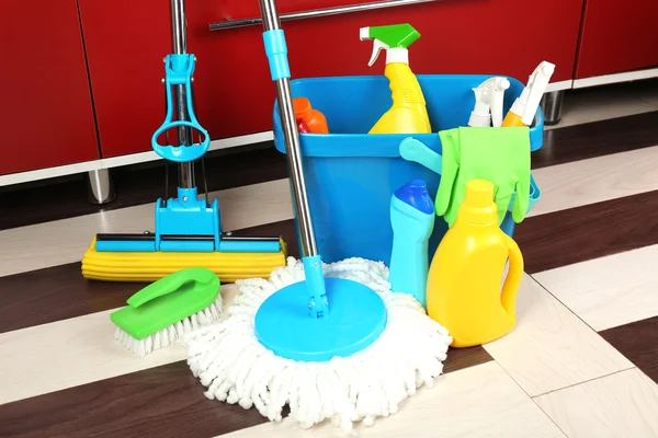 Verschillende hulpmiddelen voor het schoonmaken van — Stockfoto