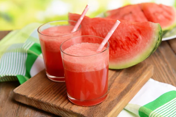 Saftige Wassermelone auf dem Tisch in Großaufnahme — Stockfoto