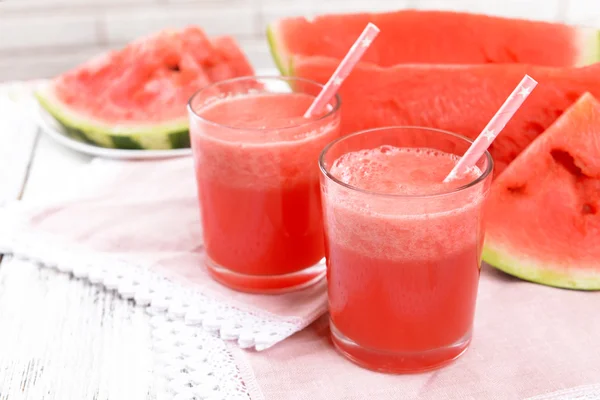 Saftige Wassermelone auf dem Tisch in Großaufnahme — Stockfoto