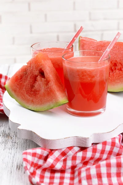 Juicy watermelon on table on brick wall background — Stock Photo, Image