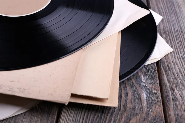 ビニール レコードと紙カバー木製の背景を — ストック写真