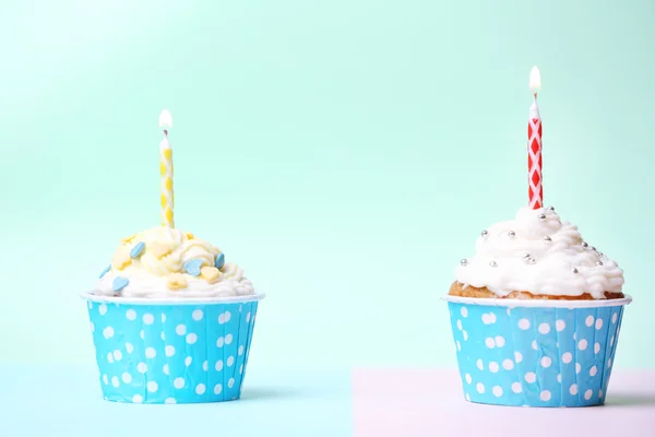 Delizioso cupcake di compleanno sul tavolo su sfondo verde chiaro — Foto Stock