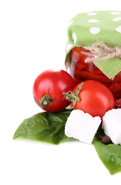 Tomates secados al sol en frasco de vidrio, queso feta y hojas de albahaca aisladas en blanco —  Fotos de Stock