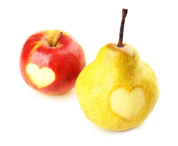 Pera madura y manzana con corazón aislado en blanco — Foto de Stock