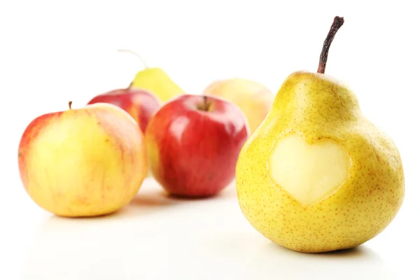 Pêra madura e maçã com coração isolado em branco — Fotografia de Stock
