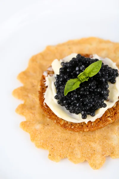 Caviar preto com pão crocante na placa closeup — Fotografia de Stock