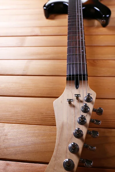 木製の背景にギターのフレット ボード — ストック写真