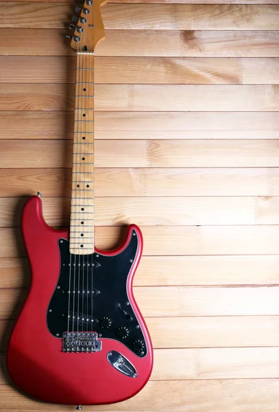 Czerwone gitary na drewniane tła — Zdjęcie stockowe