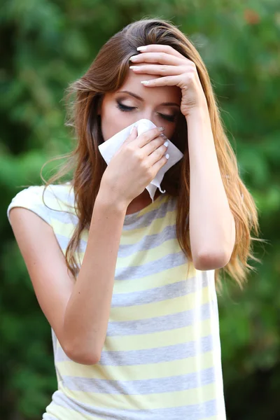 Menina com alergia ao ar livre — Fotografia de Stock