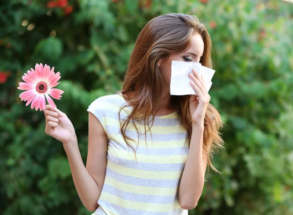 Jong meisje met allergie outdoors — Stockfoto