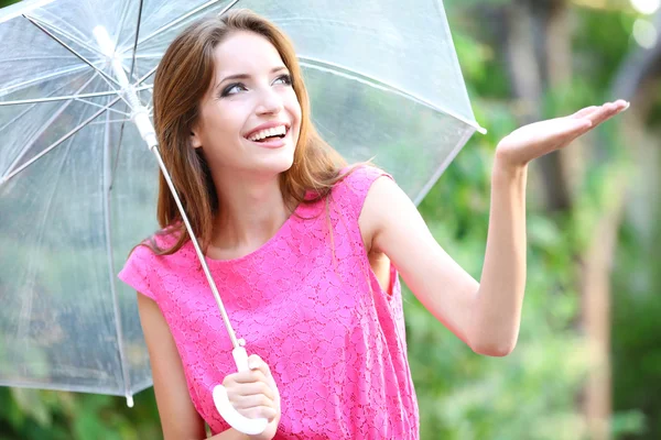 屋外の傘を持つ美しい少女 — ストック写真