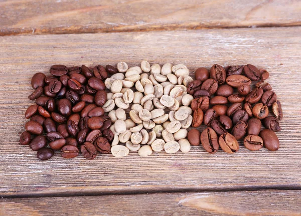 Granos de café sobre fondo de madera —  Fotos de Stock