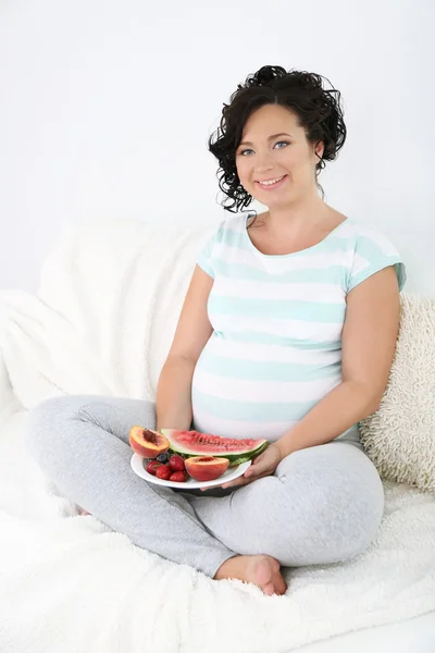 Jonge zwangere vrouw — Stockfoto