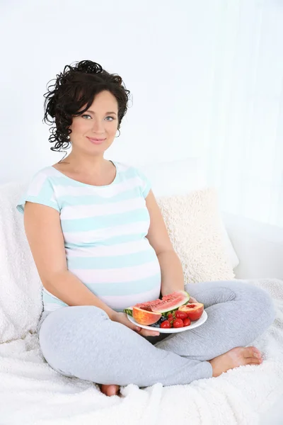 Jonge zwangere vrouw — Stockfoto