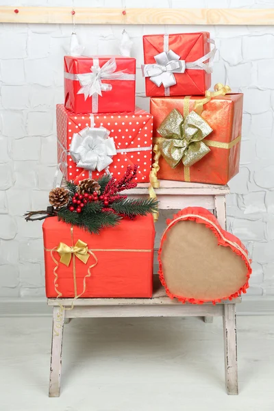 Regalos de Navidad en escalera sobre fondo de pared de ladrillo — Foto de Stock