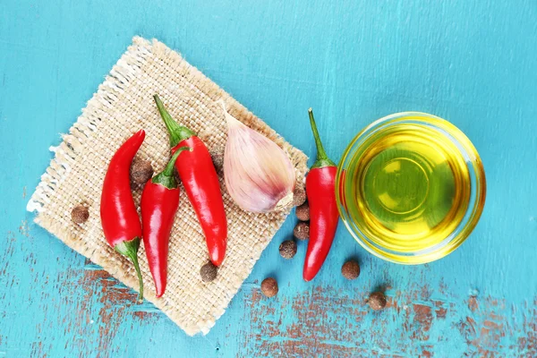 Set de especias y aceite de oliva en cuenco de vidrio, sobre fondo de madera de color — Foto de Stock