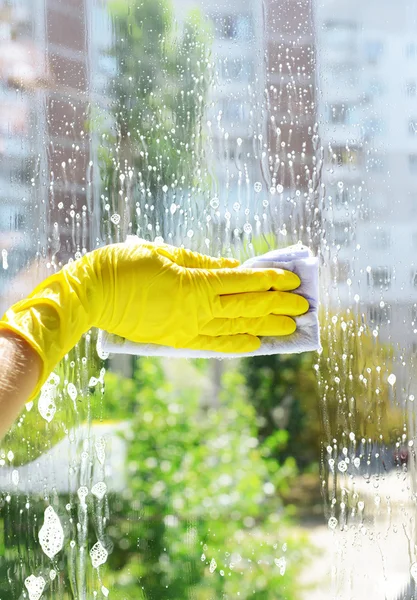 Limpieza de ventanas con trapo — Foto de Stock