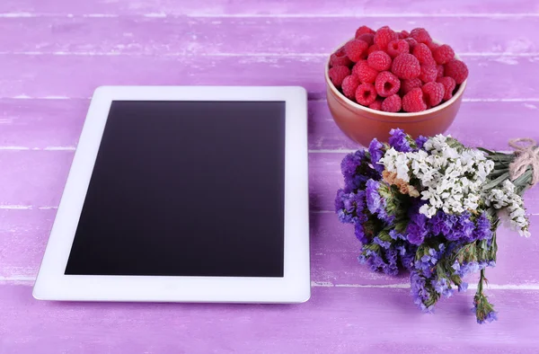 Tablet, field flowers and bowl — Stock Photo, Image