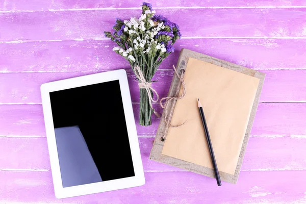 Tablette, cahier, crayon et fleurs de champ — Photo