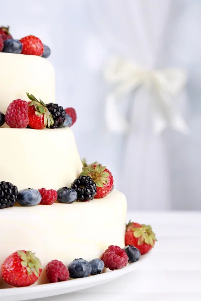 Svatební dort s bobulemi — Stock fotografie