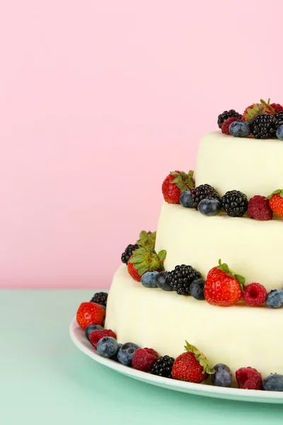 Çilekli düğün pastası — Stok fotoğraf