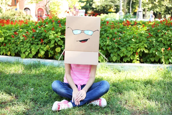 Mujer con caja de cartón en la cabeza con la cara feliz, al aire libre —  Fotos de Stock